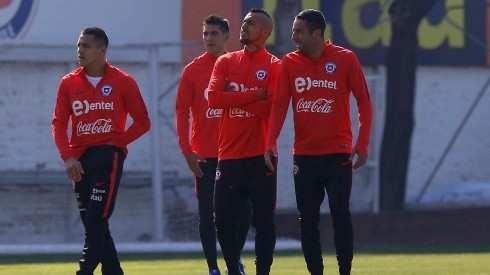 Mauricio Isla junto a Arturo Vidal y Alexis Sánchez en un entrenamiento de la Roja