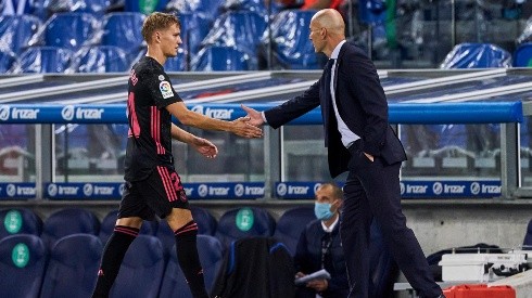 Martín Odegaard saluda a su técnico Zinedine Zidane