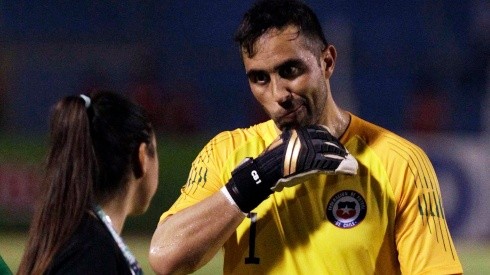 Claudio Bravo puede perderse el inicio de las eliminatorias con la selección chilena