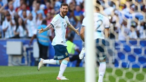 Messi se cuadró con sus compañeros de Argentina en España y prestará su avión para el viaje a Eliminatorias