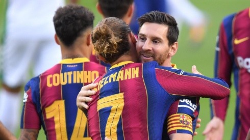 Lionel Messi se abraza con Antoine Griezmann en el partido ante el Elche