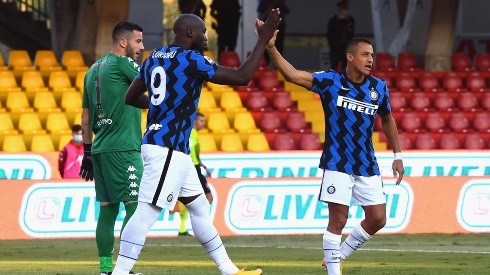Alexis celebra el gol de Lukaku para el Inter frente al Benevento.
