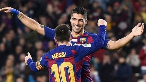 Luis Suárez se abraza con Lionel Messi en el Barcelona