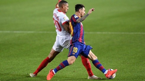 Lionel Messi intenta sacarse la pegajosa marca de Diego Carlos