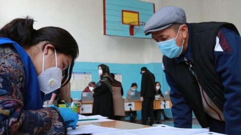 En Corea del Sur también acudieron a votar bajo estrictas medidas sanitarias durante este tiempo de pandemia