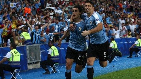 Luis Suárez festeja junto a Edinson Cavani ante Chile en la Copa América 2019