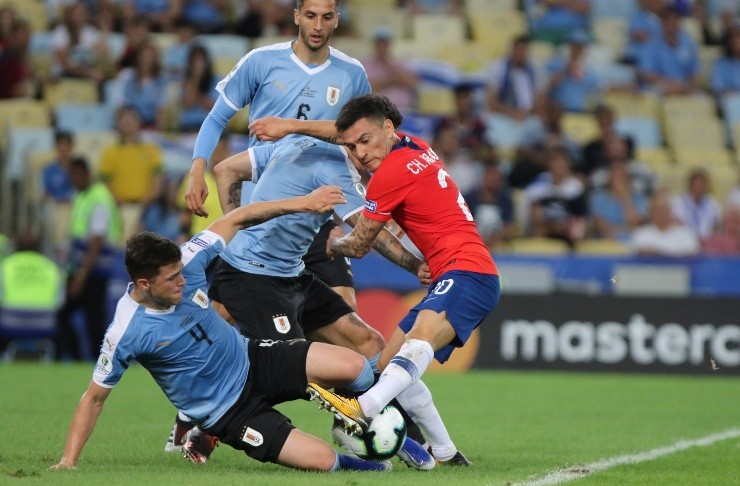 La selección chilena debuta ante Uruguay en las Eliminatorias Sudamericanas rumbo a Qatar 2022 en el Centenario de Montevideo. | Foto: Getty Images.