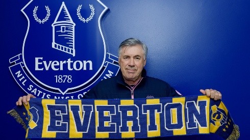 Ancelotti posó con los colores del Everton ruletero