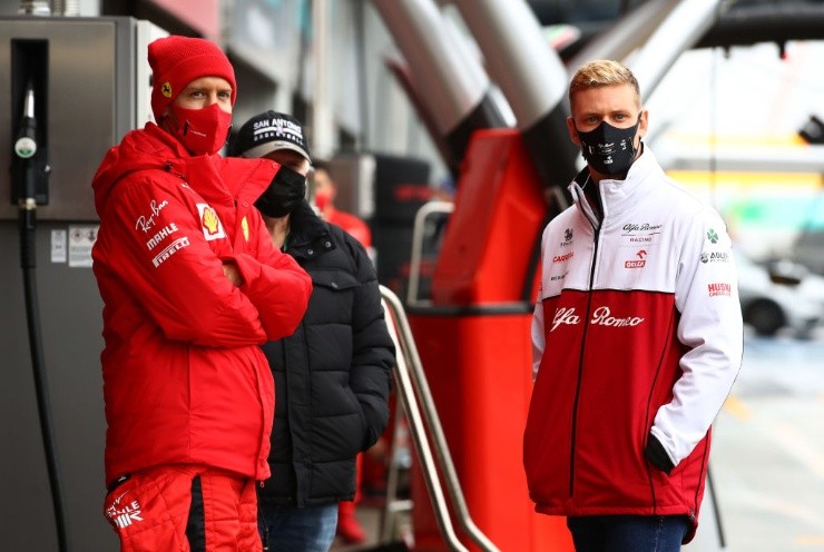 En una jornada donde no se pudo competir la imagen de Sebastián Vettel junto Mick Schumacher se robó todas las miradas (Getty Images)