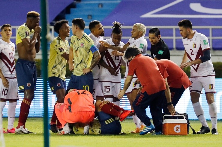 Darwin Machís llevaba el balón cuando se barrió el compañero de Charles Aránguiz quedando enganchado en el piso con su pierna izquierda. | Foto: Getty Images.