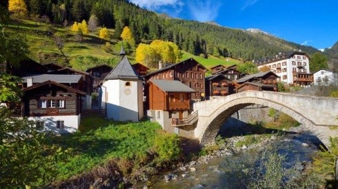 El pueblo ubicado en Los Alpes Franceses ofrece 66 millones por vivir ahí.