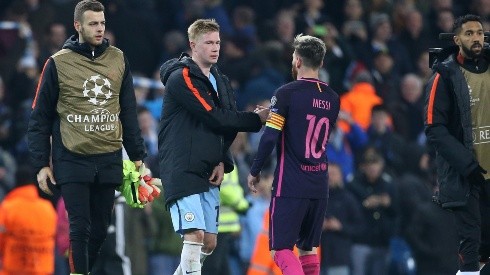 Lionel Messi se saluda con Kevin De Bruyne en un partido de Champions League