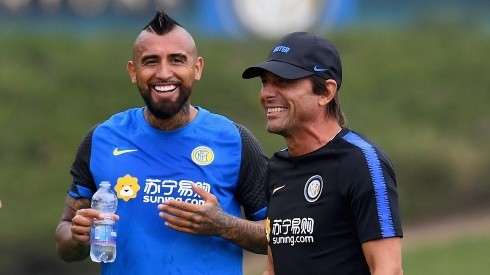 Arturo Vidal junto a Antonio Conte en su primer entrenamiento en el Inter