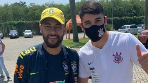 Ángelo Araos junto a Neymar en el complejo de Corinthians