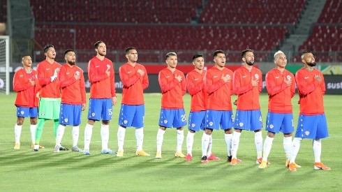 La selección chilena canta el himno anted del encuentro ante Colombia