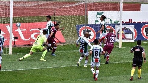 Suazo se vistió de figura ante Palestino y quedó a un gol de los 100 en Primera División