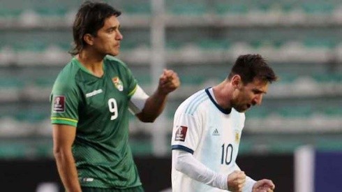 Marcelo Moreno Martins junto a Lionel Messi en el duelo en La Paz