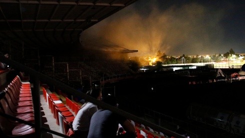 El estadio La Granja a oscuras. Minutos antes, salía humo de una bodega.
