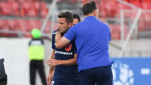 Hernán Caputto consuelta a Walter Montillo cuando fue expulsado ante Inter de Porto Alegre