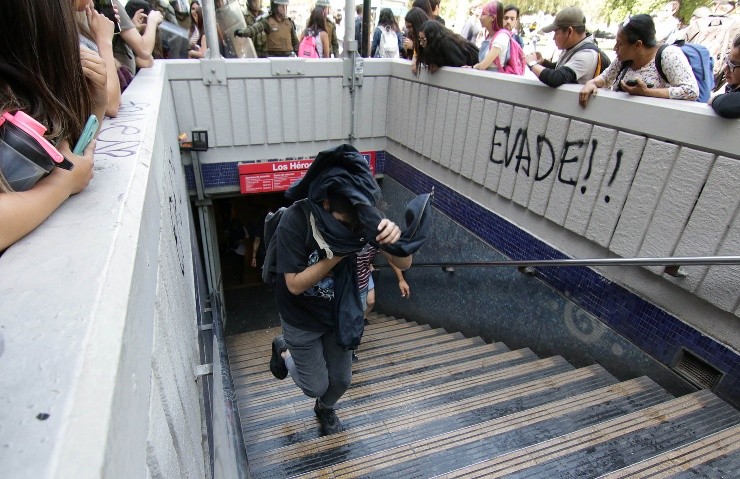Evasión en Metro de Santiago. (Foto: Agencia Uno)