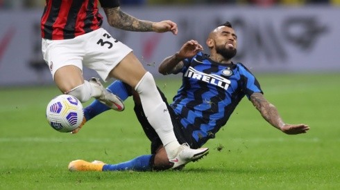 Arturo Vidal no pudo marcar diferencias en la zona medular del encuentro que Inter perdió ante AC Milan en el fútbol italiano
