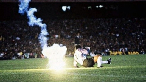 Roberto Rojas fingió un corte producto del lanzamiento de una bengala que cayó en medio del partido entre Brasil y Chile en 1989