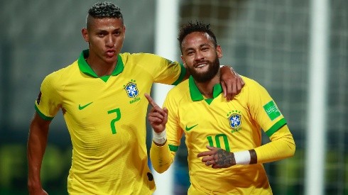 Richarlison y Neymar celebran ante Perú