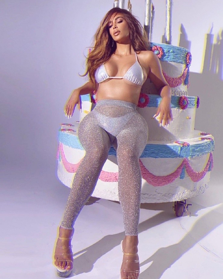 Kim Kardashian posa junto a una torta gigante en su cumpleaño | Foto: @kimkardashian