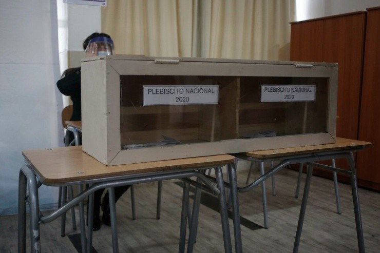 Los chilenos en el extranjero podrán votar el mismo 25 de octubre en las ciudades que serán sede (Foto: Agencia Uno).