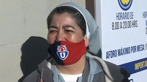 Alejandra Cortéz se robó las miradas en Concepción al arribar con tapabocas de la U.