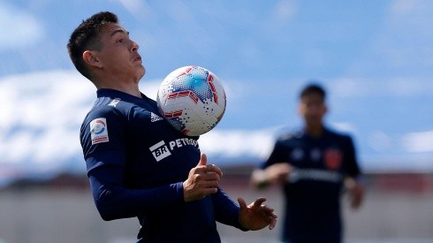 Matías Rodríguez domina el balón