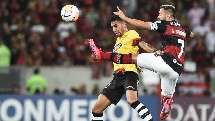 Everton Ribeiro con Mauricio Isla en Flamengo