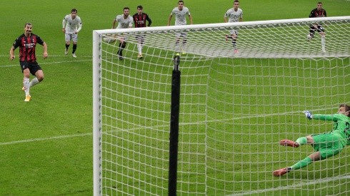 Zlatan desperdicia un penal en la Europa League