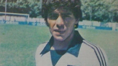 Diego Maradona con la camiseta de Colo Colo, tras un amistoso con Argentinos Juniors