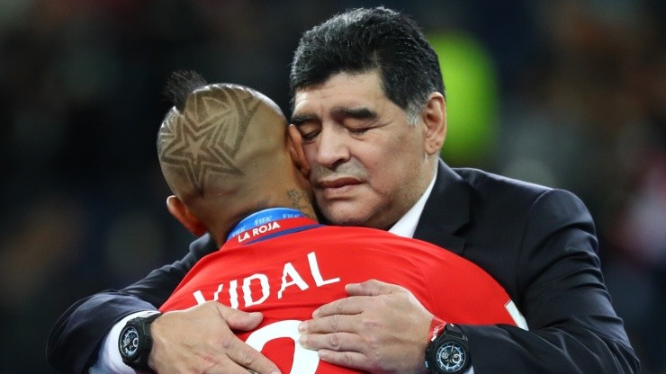 ¿Alguien puede negar la sintonía entre Maradona y Arturo Vidal? Miren esta imagen de la última Copa de las Confederaciones. Foto: Getty Images