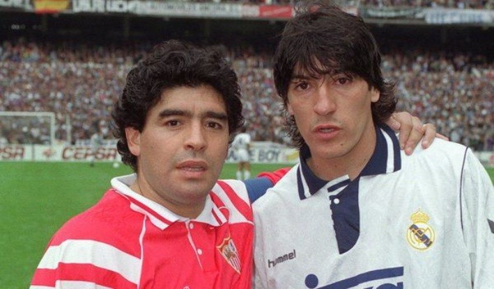 En la temporada 1992-93 de la Liga Española los dos futbolistas se toparon: el argentina defendía al Sevilla, mientras que el chileno al Real Madrid. Ese día el Pibe de Oro tuvo que ver cómo Zamorano festejaba un triplete en la victoria Merengue por 5-0.