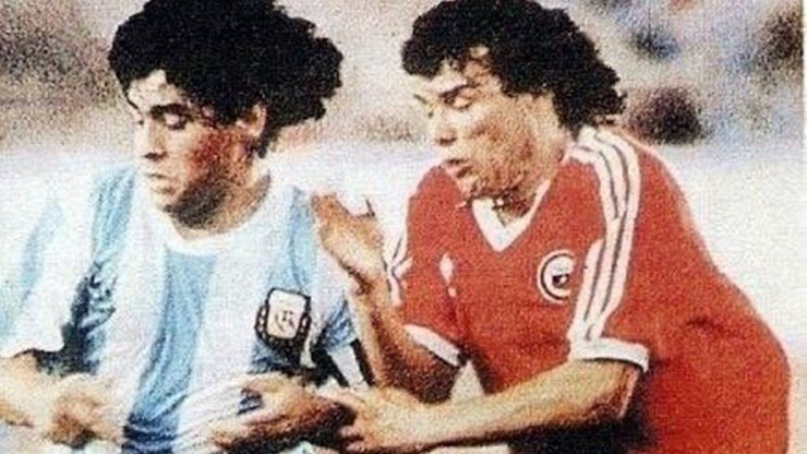 Diego Armando Maradona y Héctor Puebla se enfrentaron en la Copa América de 1989 y el 10 le dio su camiseta al chileno, como reconocimiento a su impecable marcación. Maradona compartió una imagen con el Ligua en Instagram en 2017. Foto: @cobre777