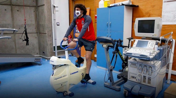 Maxi Falcón completó ayer sus exámenes médicos y este viernes fue presentado de forma oficial como refuerzo de Colo Colo. Foto: Colo Colo