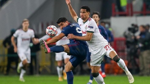 Luis Suárez frente a la defensa del Lokomotiv