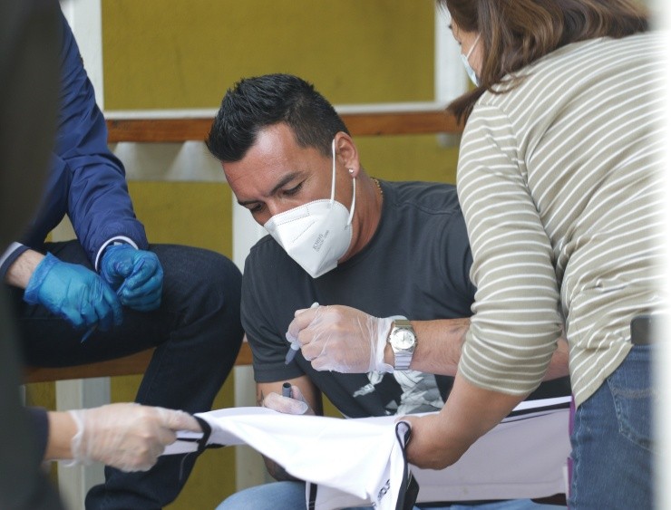 La historia de Esteban Paredes comenzó en Villa Carrascal, y así para transformarse en uno de los ídolos del fútbol chileno.