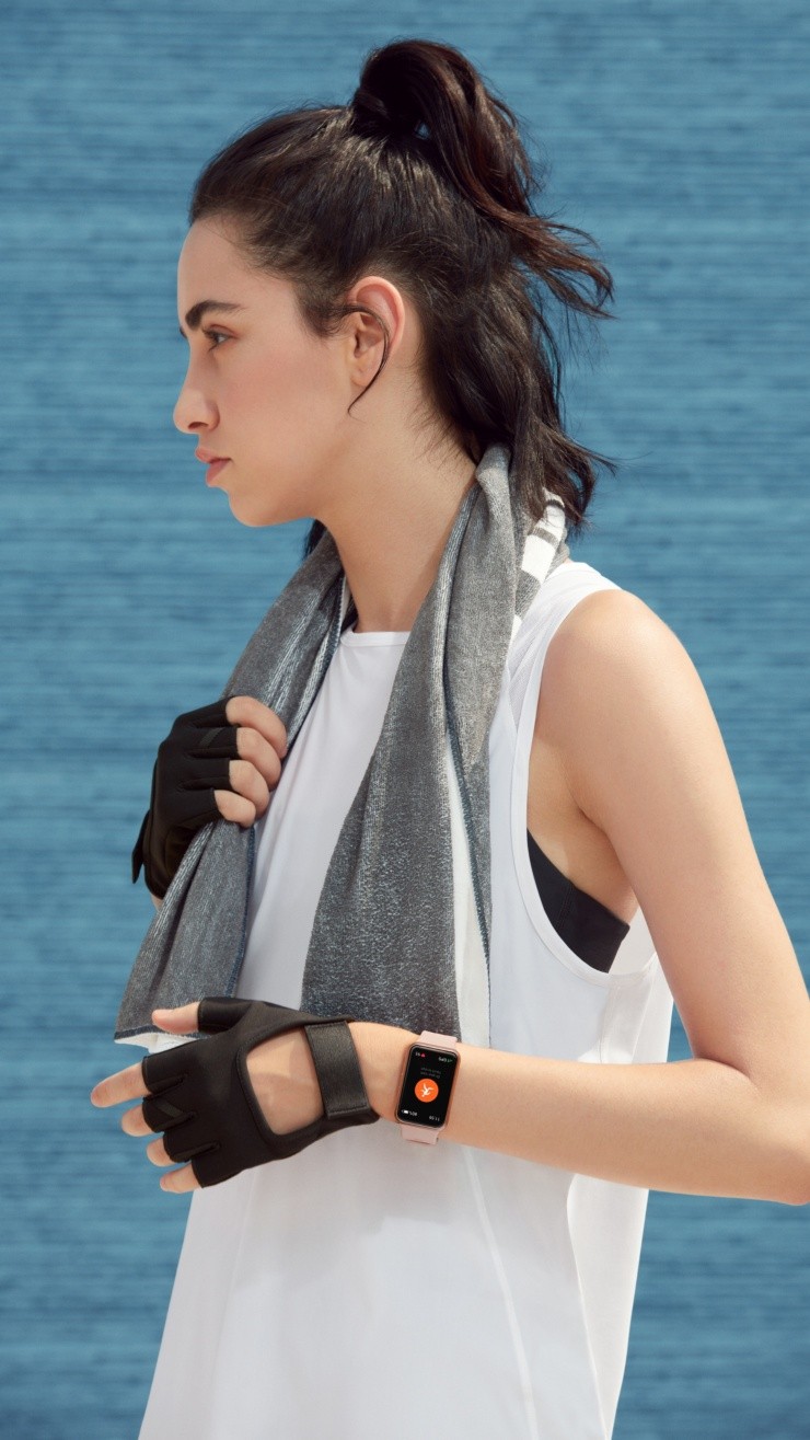 El nuevo HUAWEI Watch FIT realiza un completo chequeo de tu estado de salud y monitorea las calorías quemadas durante la sesión e, incluso, el nivel de oxígeno en la sangre (SPo2). | Foto: Huawei.