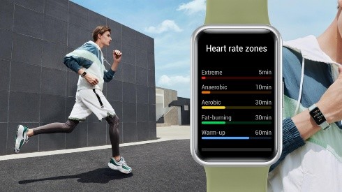 El HUAWEI Watch FIT realiza un completo chequeo de tu estado de salud y monitorea las calorías quemadas durante la sesión de ejercicios.