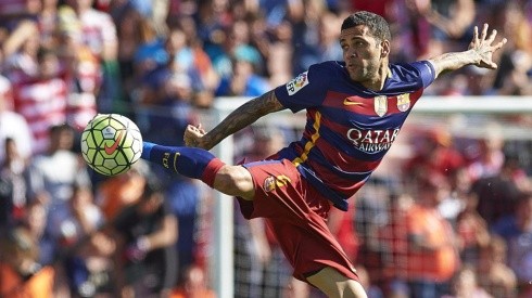 Dani Alves le lanza dardos al Barcelona.