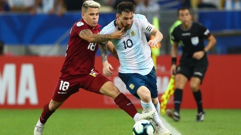 Yeferson Soteldo ante Lionel Messi en la última Copa América