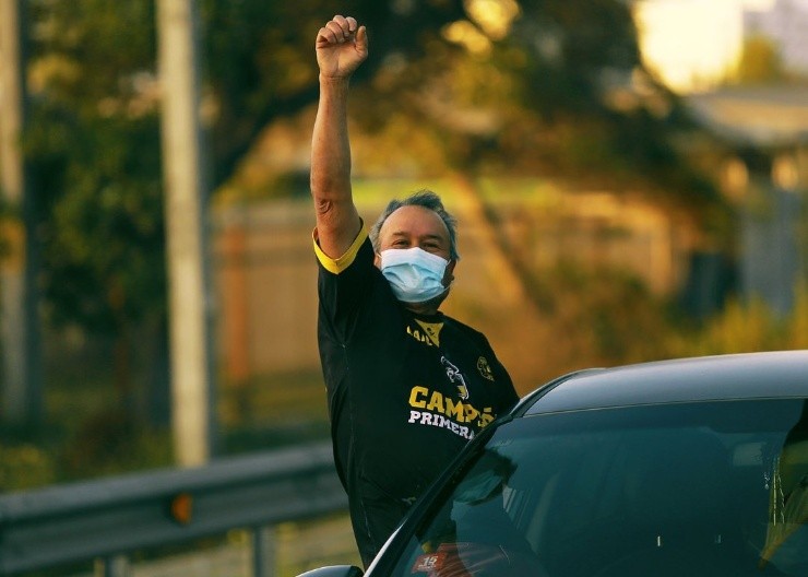 Los hinchas piratas recibieron con cánticos y arengas a sus jugadores tras la hazaña en la Sudamericana.