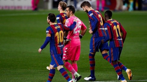 Claudio Bravo contra el Barcelona y Lionel Messi.