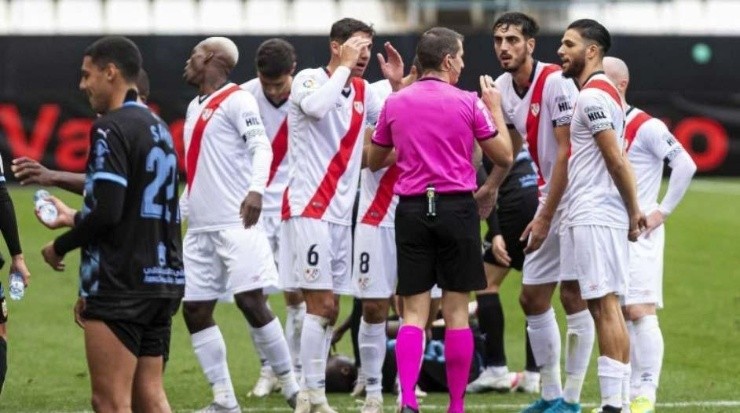 Advíncula fue expulsado por su fuerte planchazo a Sadiq en el duelo entre Rayo Vallecano y Almería.