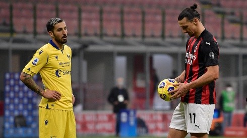 Zlatan Ibrahimovic toma el balón para ejecutar el penal que a la postre falló