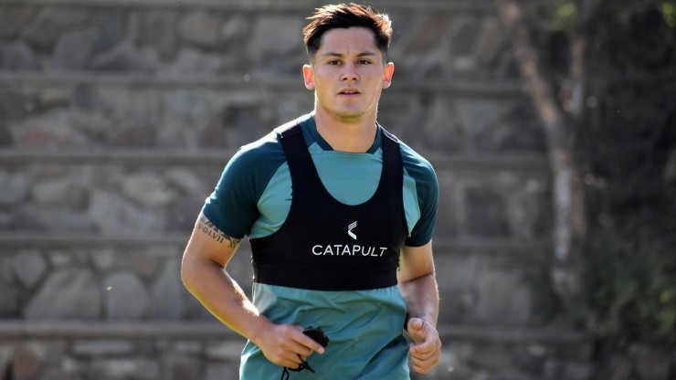 Fuentes puede jugar de volante o defensa, pero Holan ya le advirtió que lo ocupará como contención.(Foto: Cruzados)