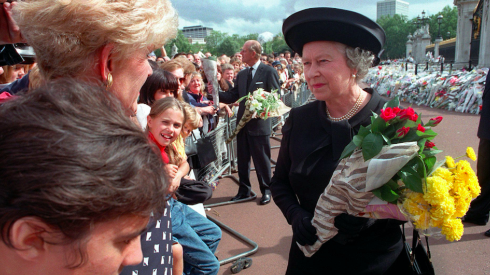 La Reina Isabel II en el funeral de Diana de Gales, un pasaje del documental que NatGeo estrenará este domingo.